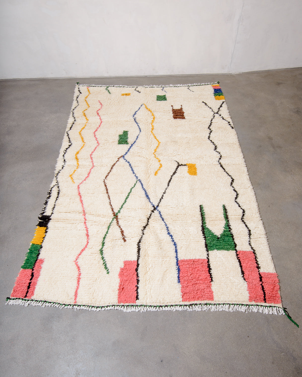 Modern designer handcrafted Berber rug from Morocco. Azilal rug with beautiful colours and patterns. Made of sheep’s wool and cotton.
